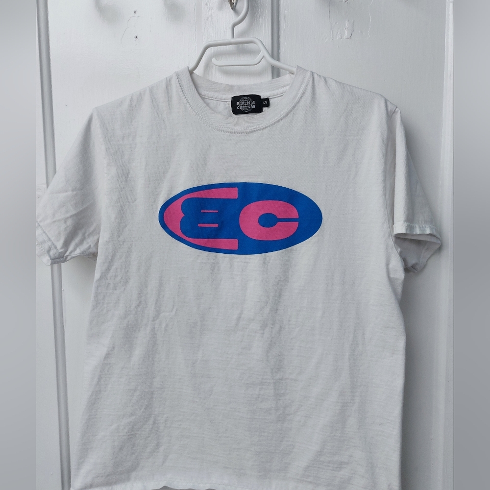 Bene Culture White Tee with graphic Blue and Pink Logo, Size Small